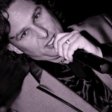 Angelo Seretti e la sua canzone  “Fuga dal pianeta Terra” volano al primo posto della classifica radio Europea.