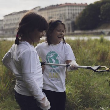 Mezza tonnellata di rifiuti raccolti nel flash-mob di Clean the Planet per ripulire gli argini del Po