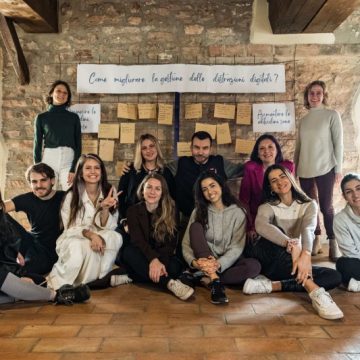 Esperimento sociale: gruppo di influencers fa un digital detox. 48 ore, cellulari in cassaforte per dedicarsi a yoga, meditazione, natura e relazioni offline