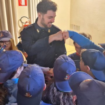 Poliziotto Rapper Revman celebra la festa della Polizia di Stato con gli studenti