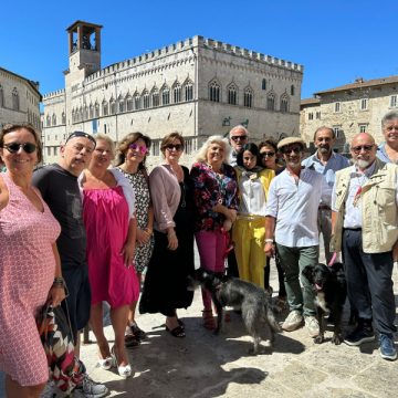 Agora dell’arte: lo storico e critico dell’arte Mattea Micello in Piazza IV Novembre a Perugia con gli artisti della scena contemporanea