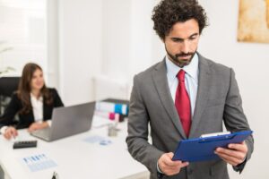 persona che legge documenti sulla rottamazione