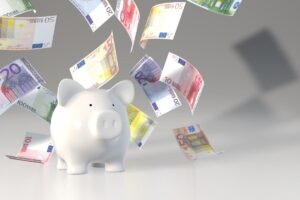 banconote che cadono su un salvadanaio