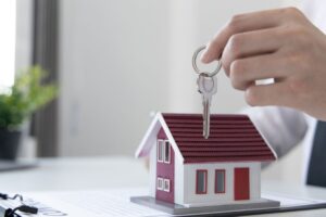 casa in miniatura con chiavi