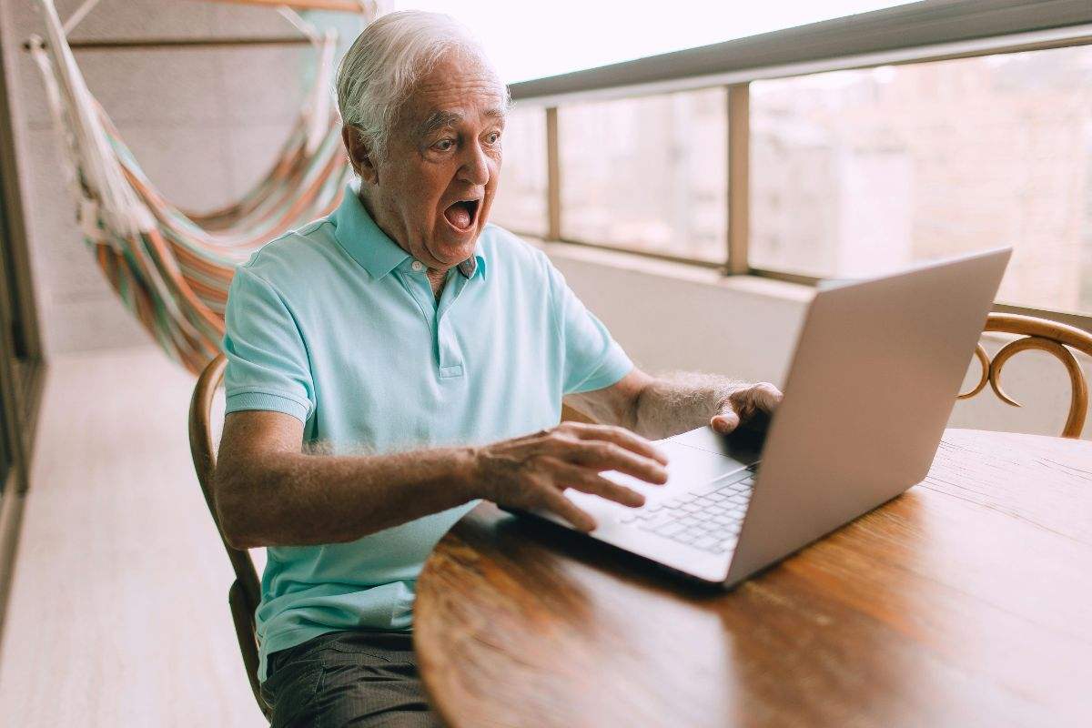 pensionato incredulo che apprende della normativa sul TFR
