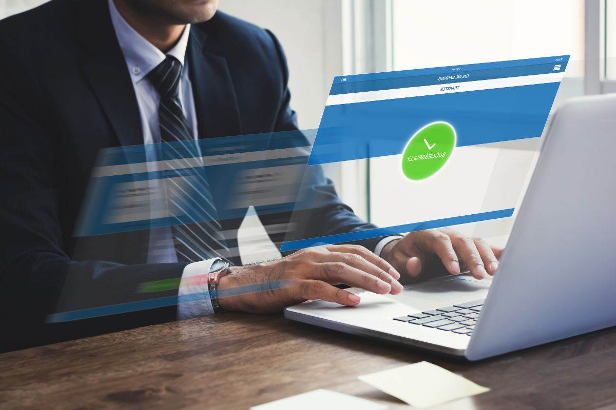 persona che effettua un bonifico online