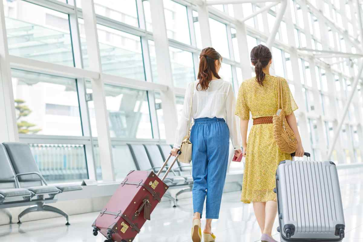 donne con valigia 