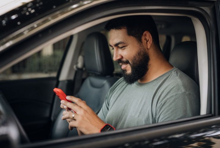 Persona che consulta un app