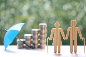 monete e fìgure di 2 pensionati