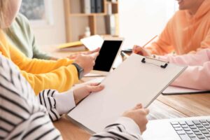 persone attorno ad un tavolo