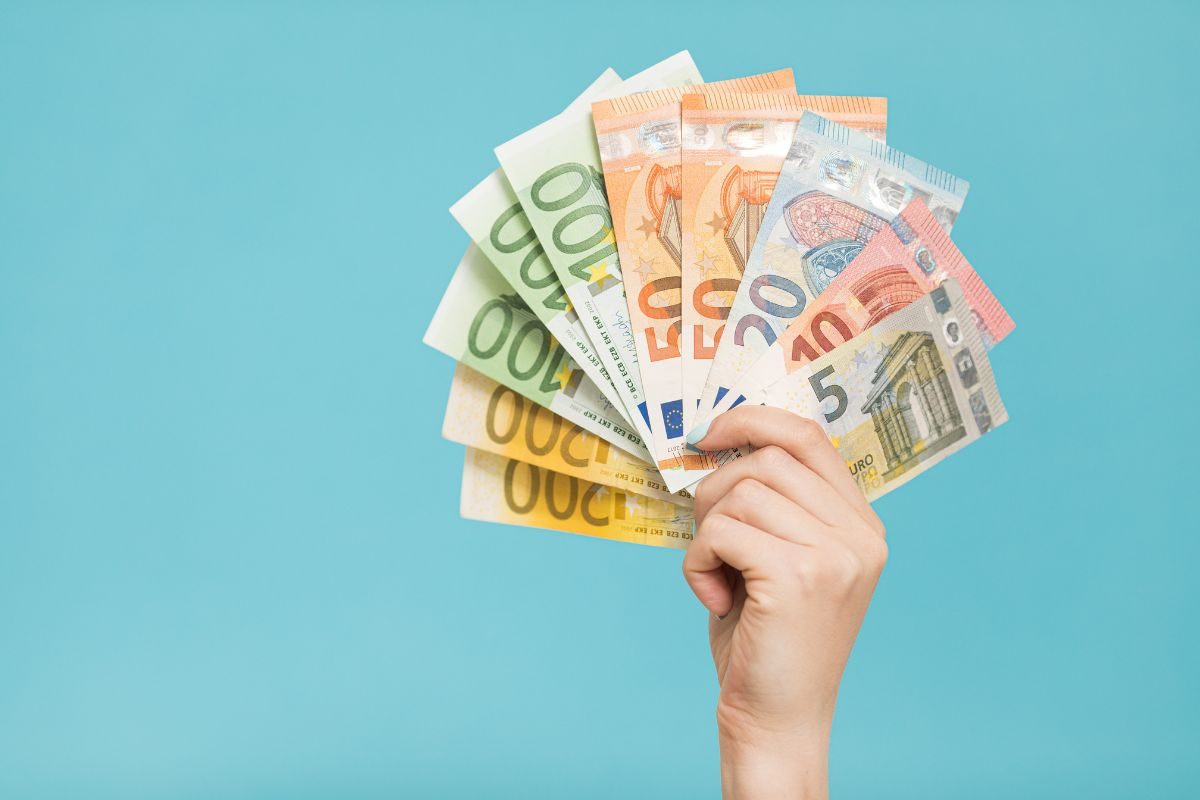 banconote messe a forma di ventaglio