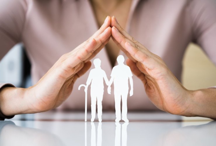 Figure pensionati fra le mani
