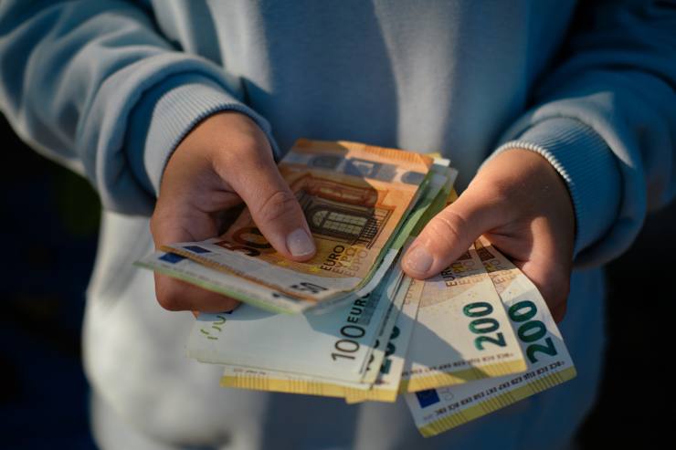 mano con euro 