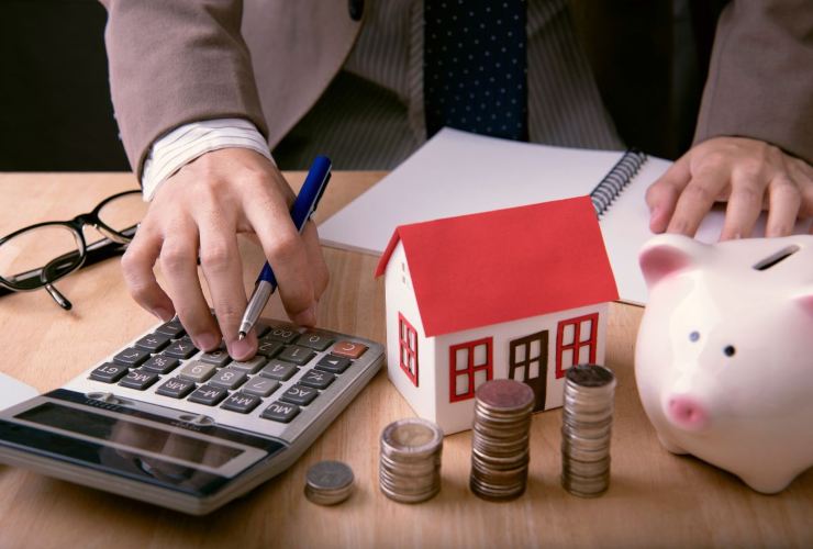 calcolatriice, miniatura casa e monete