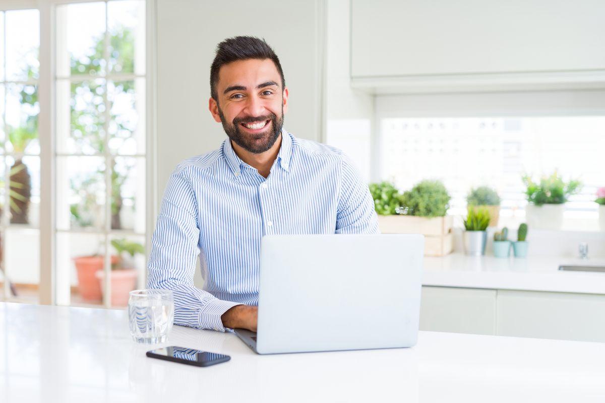 persona che ha avviato una startup