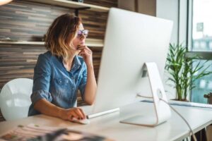 persona che consulta estratto contributi