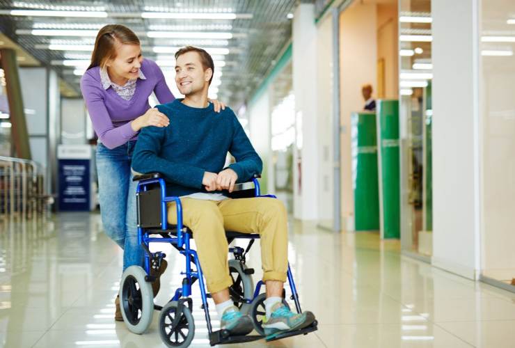 disabile con accompagnatrice