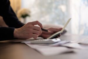 persona che calcola il rendimento degli investimenti alle poste