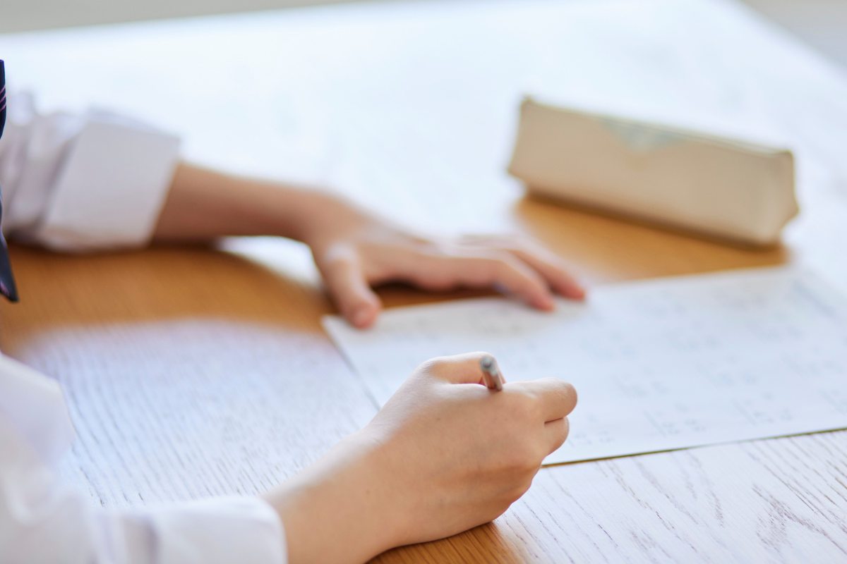 persona che firma fogli 