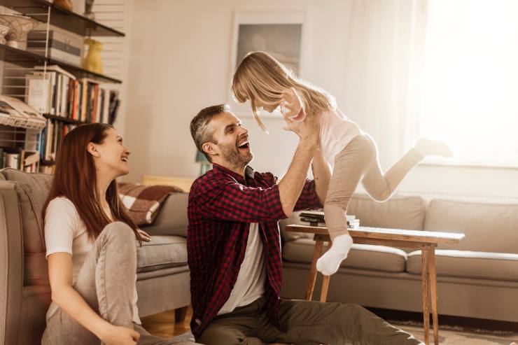 famiglia felice in casa