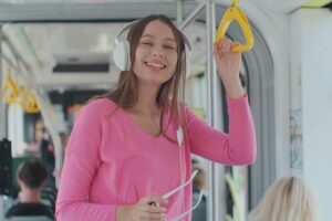 ragazza felice sul tram