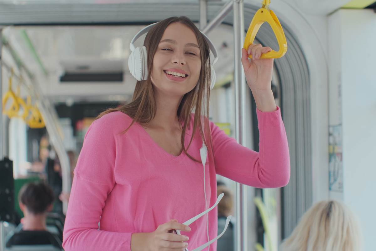 ragazza felice sul tram
