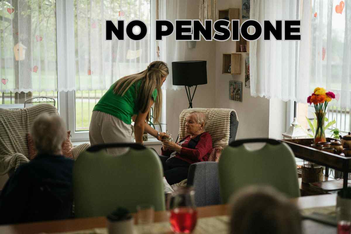 pensionati in casa e scritta 