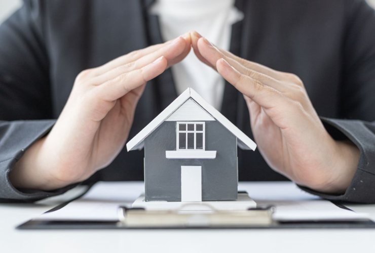 mani che proteggono una casa