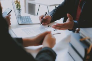 Consulente bancoposta che spiega al cliente l'offerta