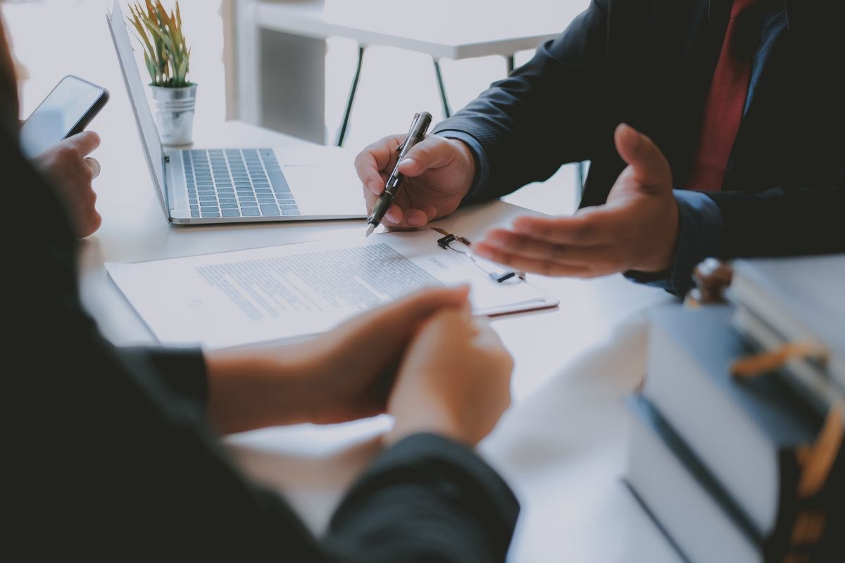 Consulente bancoposta che spiega al cliente l'offerta