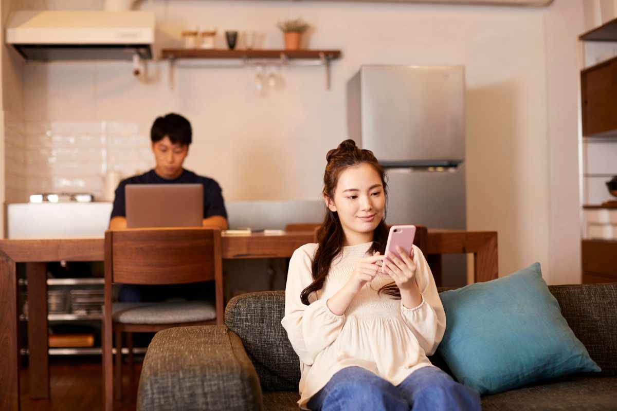 donna al cellulare e uomo al pc