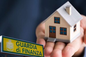 casa e cartello guardia di finanza