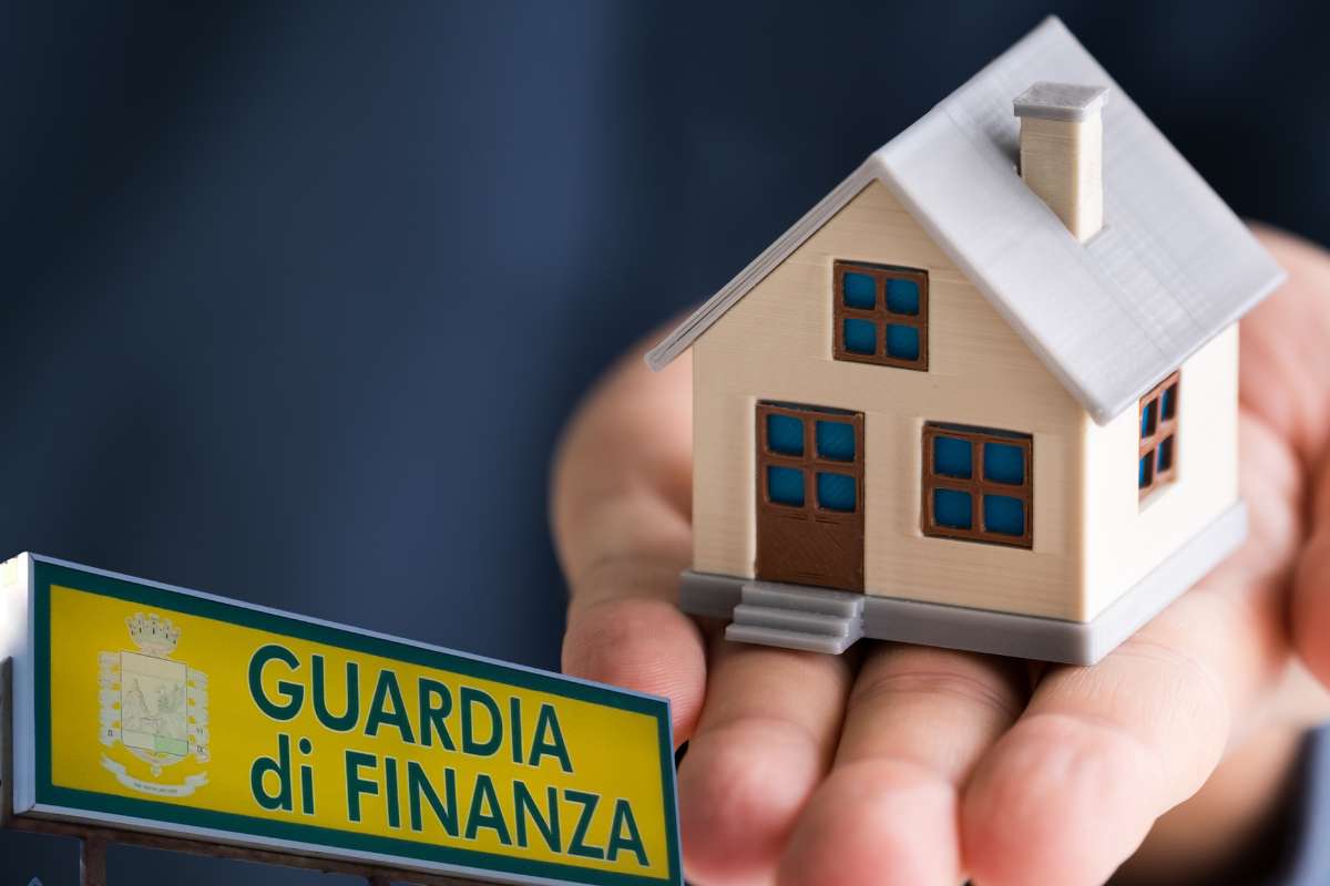 casa e cartello guardia di finanza