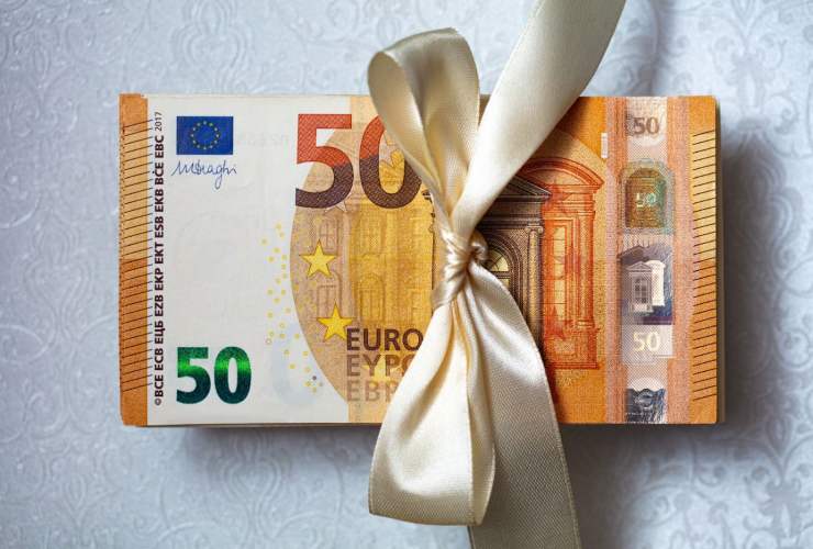 mazzo di 50 euro infiocchettato