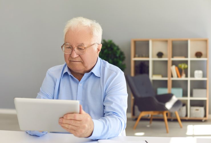 pensionato che studia la novità sulle pensioni