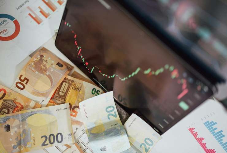 banconote e grafico mercati