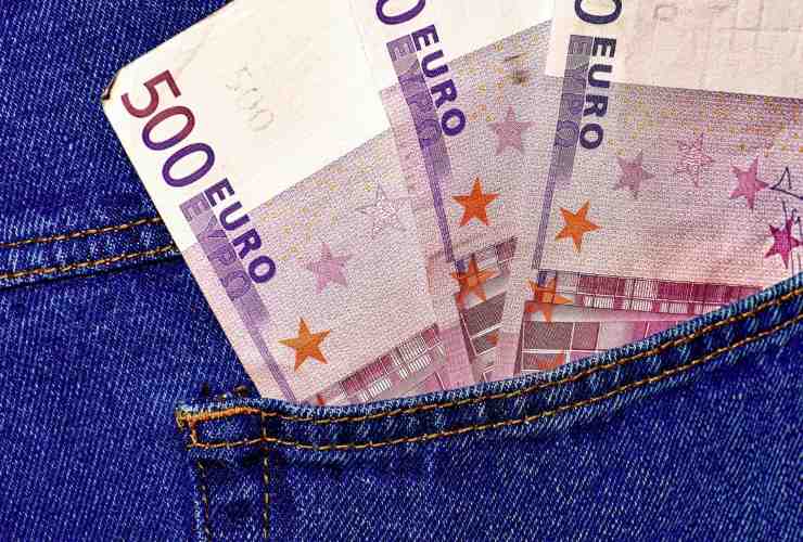 Banconote da 500 euro in una tasca
