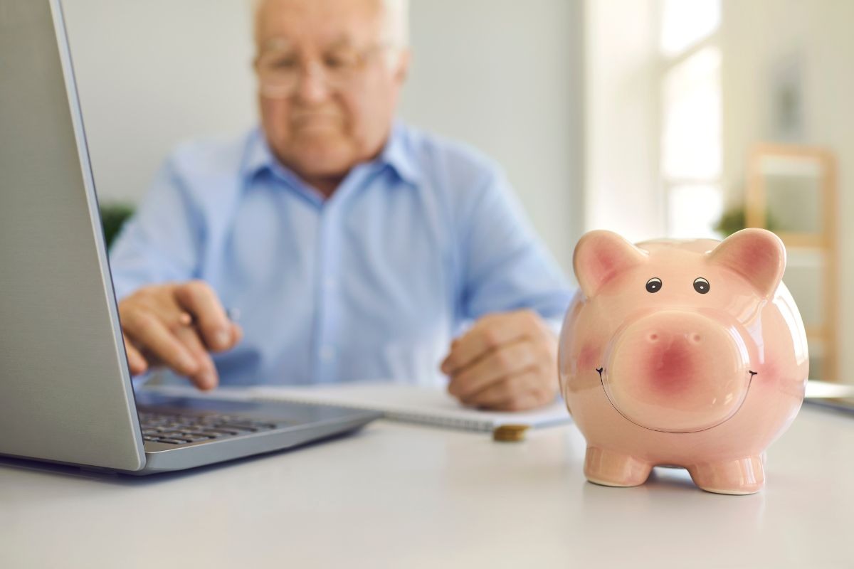 pensionato che si informa sul web
