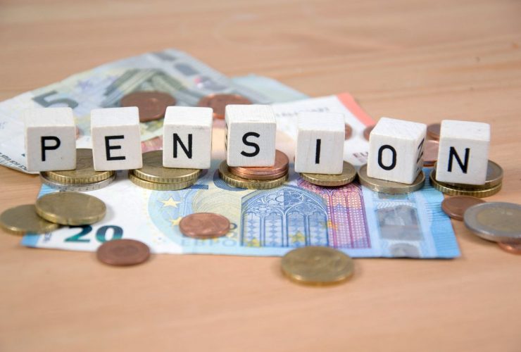 scritta pension con banconote e monete