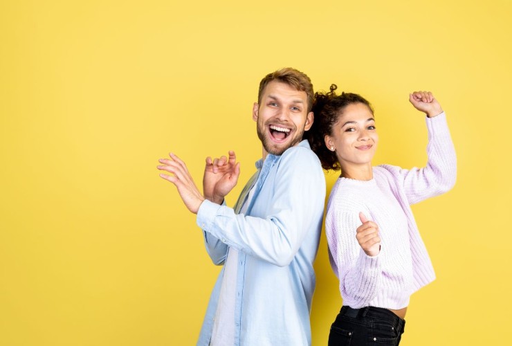 persone felici per la busta paga più alta