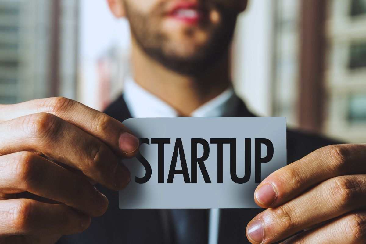 ragazzo con scritta startup su un foglio