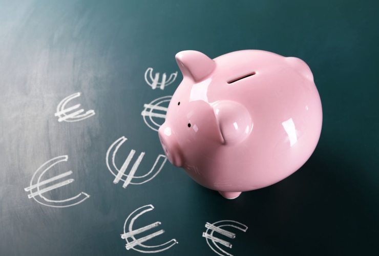 salvadanaio e simbolo euro