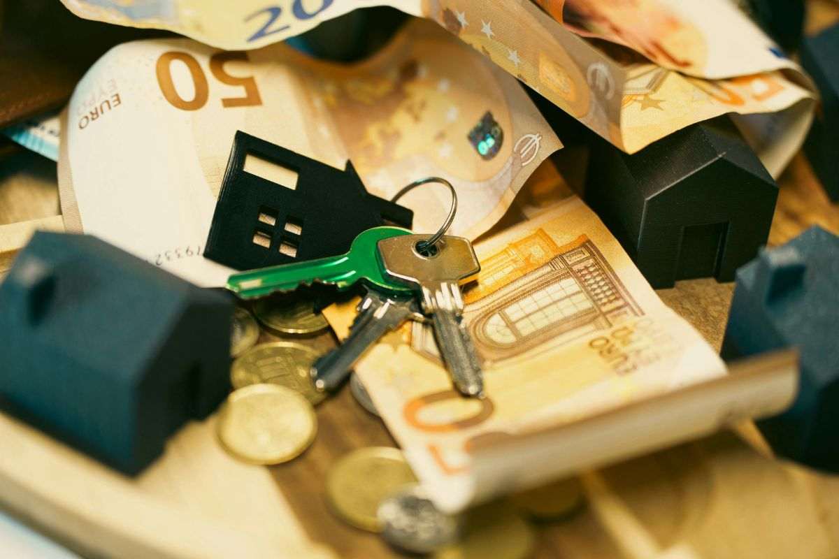 banconote e chiavi