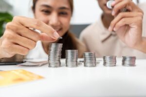 persone che contano monete