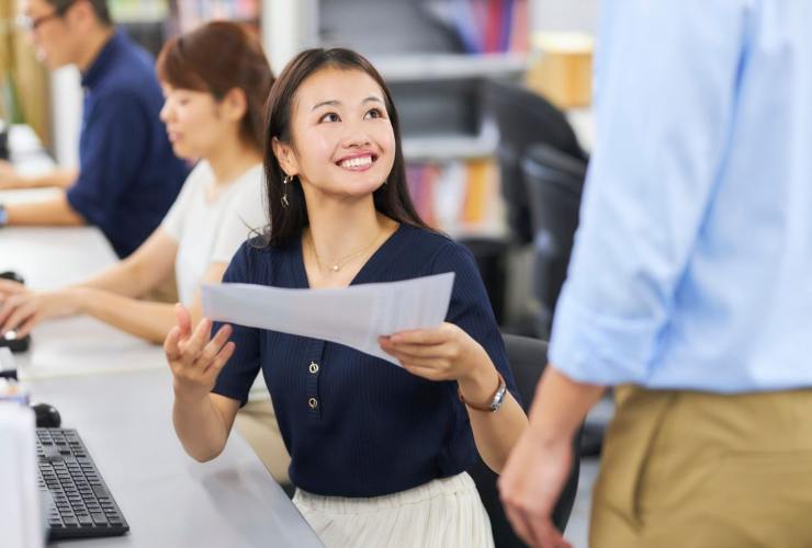 persona che si informa sulla rifroma iSEE