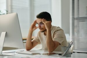 persona che osserva dati su investimenti