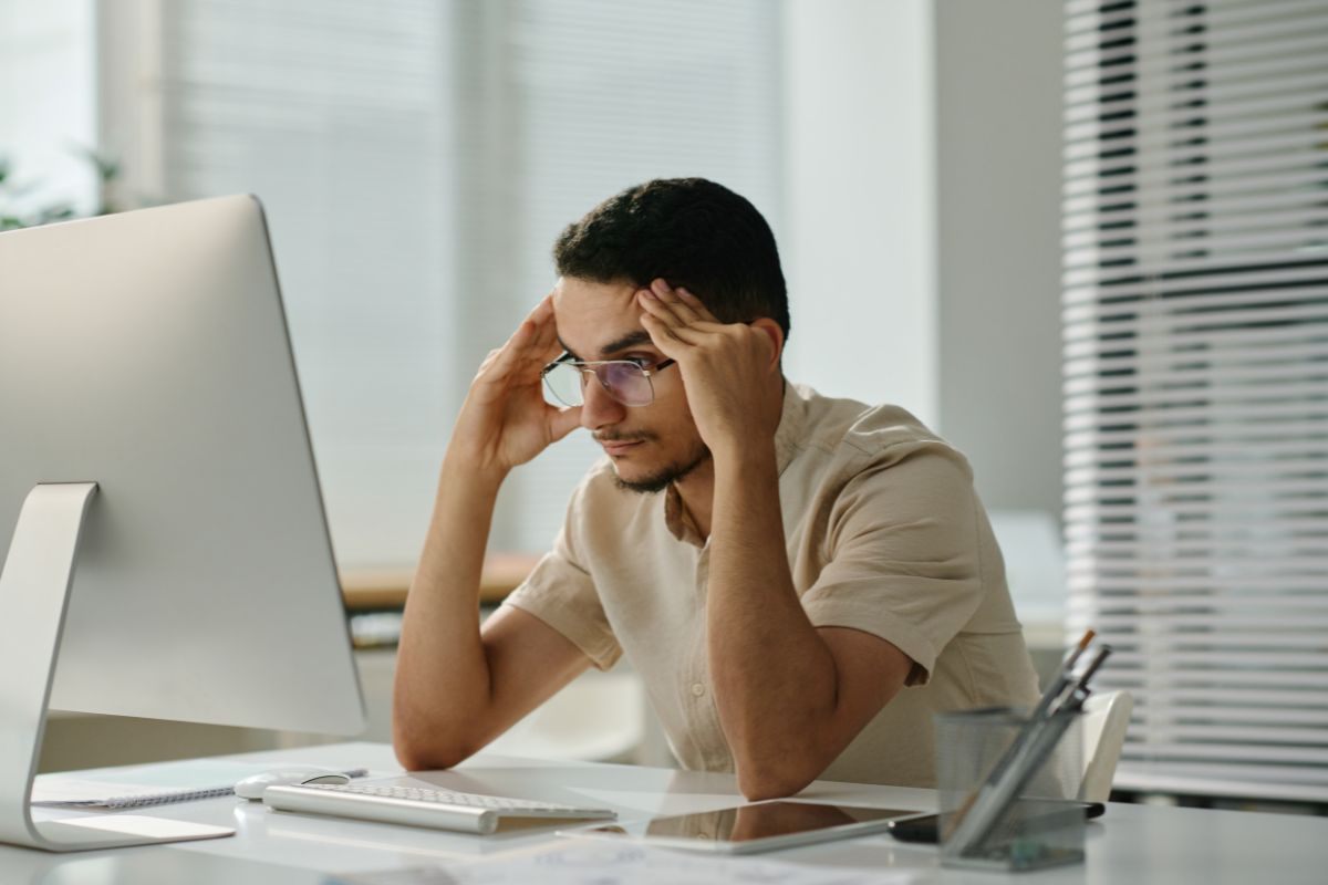 persona che osserva dati su investimenti