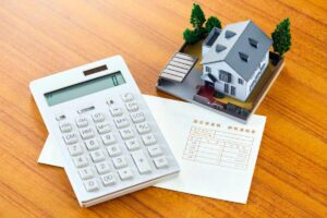 calcolatrice e miniatura casa