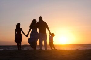 famiglia in riva al mare