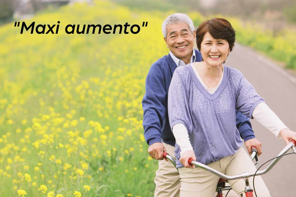 anziani su bicicletta e scritta